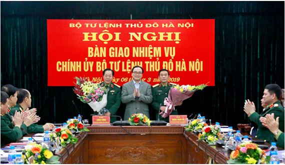 Bàn giao nhiệm vụ Chính ủy Bộ Tư lệnh Thủ đô Hà Nội