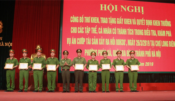 Khen thưởng các cá nhân, tập thể có thành tích trong điều tra khám phá vụ án cướp tài sản tại chợ Long Biên