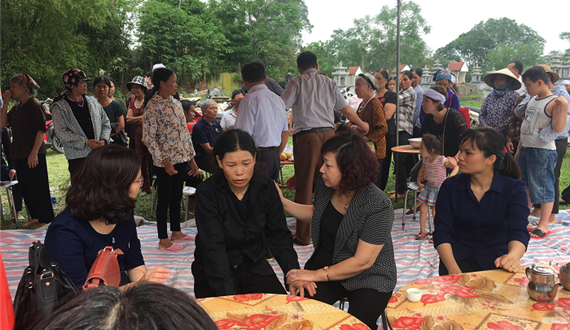 Hội LHPN Thành phố thăm gia đình nạn nhân trong vụ cháy nhà xưởng tại phường Trung Văn, quận Nam Từ Liêm