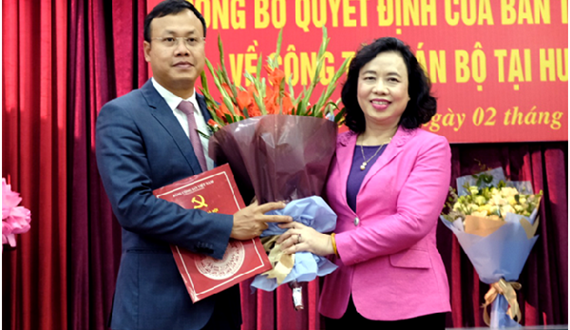 Phó Bí thư Thường trực Thành ủy Ngô Thị Thanh Hằng trao Quyết định công tác cán bộ tại huyện Sóc Sơn