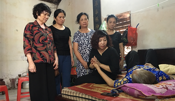 Hội LHPN Thành phố thăm hỏi gia đình công nhân công ty Môi trường đô thị Hà Nội tử vong do tai nạn