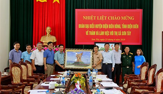 Huyện Điện Biên Đông thăm và làm việc tại thị xã Sơn Tây