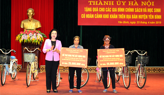 Lãnh đạo thành phố Hà Nội thăm, tặng quà cho các gia đình chính sách tỉnh Yên Bái