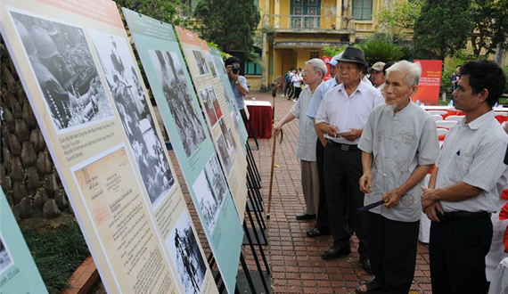 Khai mạc triển lãm "Mùa Xuân 1975: Từ Tổng Hành dinh đến Dinh Độc Lập"