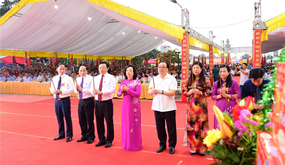 Lãnh đạo Thành phố dâng hương tưởng nhớ Đức Quốc Tổ Lạc Long Quân