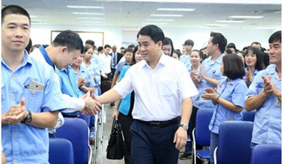 Phó Bí thư Thành ủy, Chủ tịch UBND Thành phố Nguyễn Đức Chung đối thoại với công nhân lao động Hà Nội