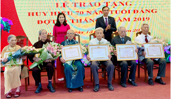 Phó Bí thư Thành ủy Đào Đức Toàn trao Huy hiệu Đảng đợt 19-5 tại quận Cầu Giấy