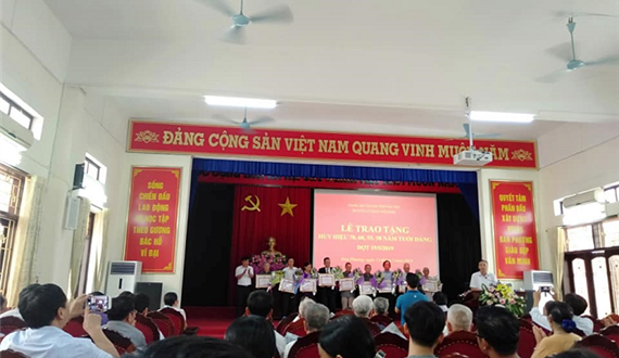 Huyện ủy Đan Phượng: Trao Huy hiệu 70, 60, 55, 50 năm tuổi Đảng cho 46 đồng chí đợt 19-5
