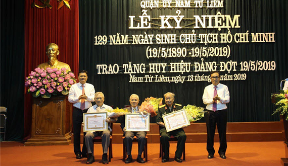 Quận ủy Nam Từ Liêm trao Huy hiệu Đảng đợt 19-5 cho 143 đảng viên