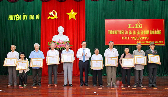 Huyện ủy Ba Vì trao Huy hiệu Đảng nhân dịp 19-5