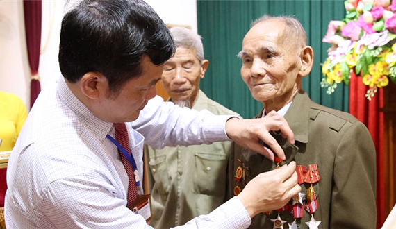 167 đảng viên Đảng bộ huyện Thường Tín nhận Huy hiệu Đảng đợt 19-5