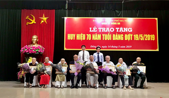 Đảng bộ quận Đống Đa trao Huy hiệu Đảng đợt 19-5-2019