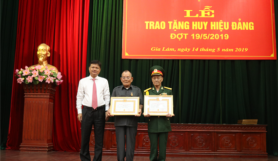 Trưởng Ban Tổ chức Thành ủy trao Huy hiệu Đảng đợt 19-5 tại huyện Gia Lâm