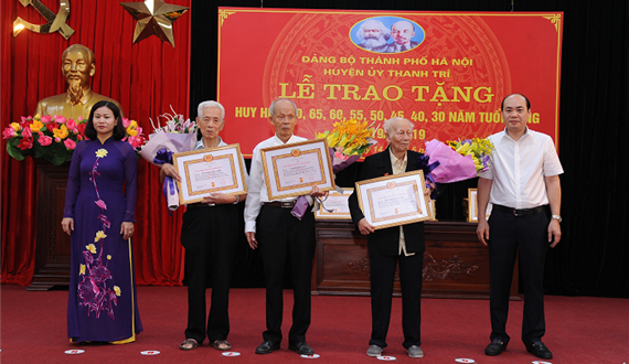 Huyện ủy Thanh Trì tổ chức Lễ trao tặng Huy hiệu Đảng đợt 19-5