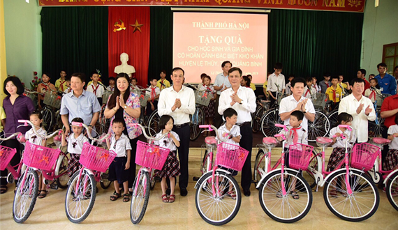 Đoàn công tác Thành phố tặng quà cho đối tượng chính sách huyện Lệ Thủy, Quảng Bình