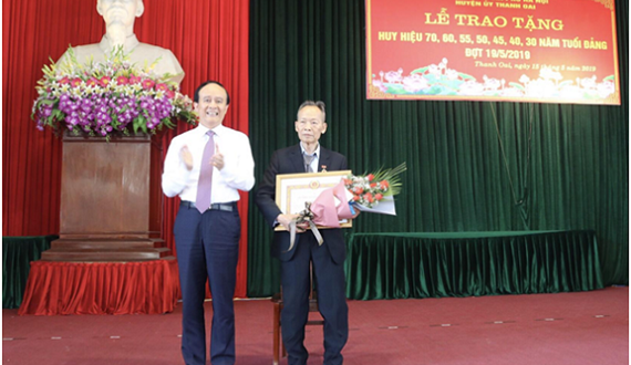 Huyện Thanh Oai: 136 đảng viên nhận Huy hiệu Đảng