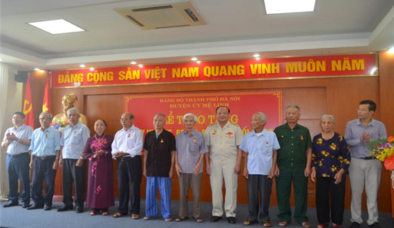 Lễ trao tặng Huy hiệu 70, 65, 60, 55, 50 năm tuổi Đảng đợt 19-5