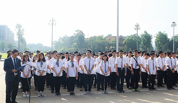 Đoàn học sinh giỏi thành phố Hà Nội báo công dâng Bác