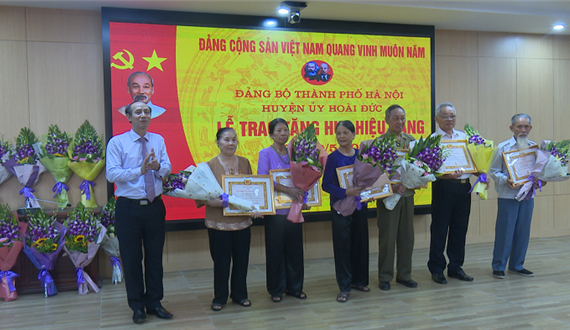 Huyện Hoài Đức tổ chức trao Huy hiệu Đảng đợt 19-5
