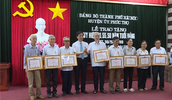 Huyện Phúc Thọ: 105 đảng viên được trao Huy hiệu Đảng dịp 19-5
