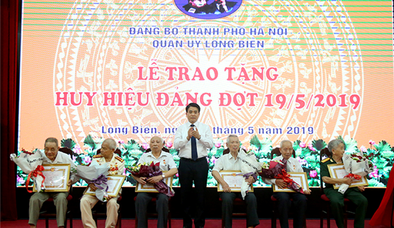 Phó Bí thư Thành ủy, Chủ tịch UBND Thành phố trao Huy hiệu Đảng tại quận Long Biên