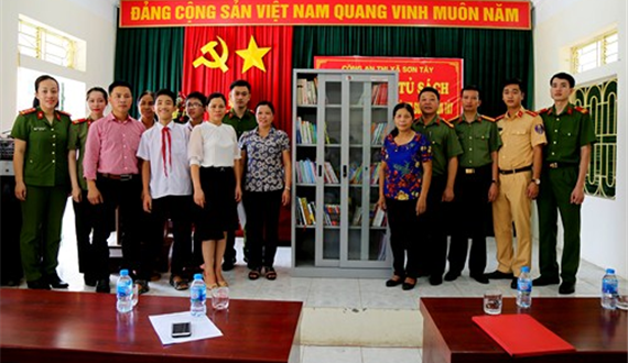 Công an Sơn Tây trao tặng tủ sách cho nhà văn hóa thôn Kim Trung