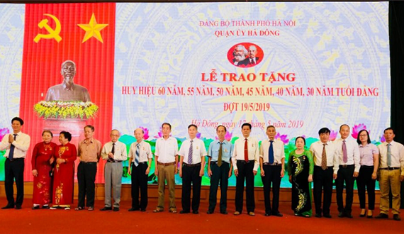 Quận ủy Hà Đông tổ chức trao tặng Huy hiệu Đảng đợt 19-5