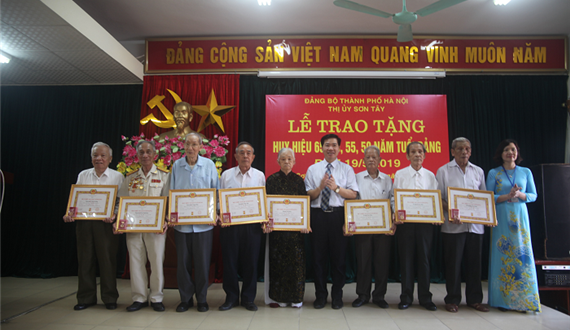 Thị ủy Sơn Tây trao Huy hiệu Đảng đợt 19-5