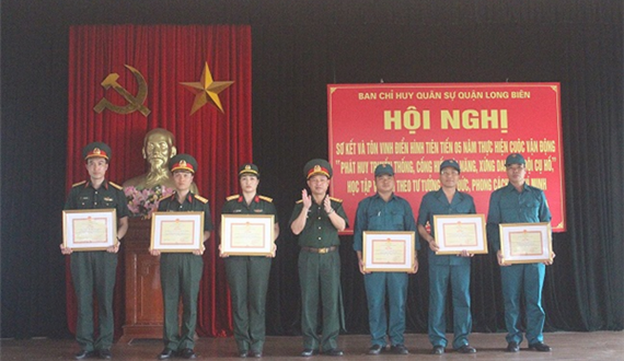 Quận Long Biên tôn vinh điển hình tiên tiến thực hiện Cuộc vận động "Phát huy truyền thống, cống hiến tài năng, xứng danh bộ đội Cụ Hồ”