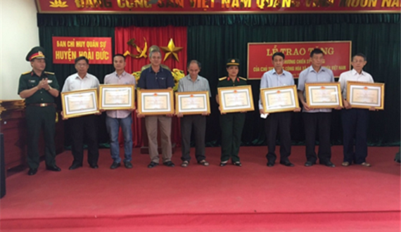 Ban Chỉ huy Quân sự huyện Hoài Đức trao tặng Huy chương chiến sỹ vẻ vang
