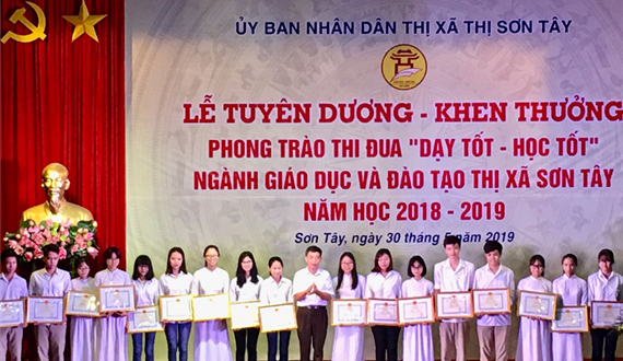 Thị xã Sơn Tây khen thưởng các tập thể, cá nhân có thành tích trong phong trào thi đua “Dạy tốt – Học tốt”