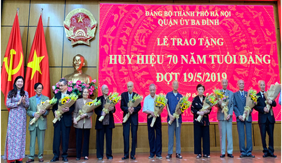 Quận ủy Ba Đình: Trao tặng Huy hiệu Đảng đợt 19-5 cho đảng viên lão thành