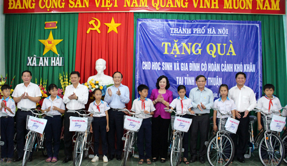 Đoàn công tác thành phố Hà Nội tặng quà cho học sinh và gia đình có hoàn cảnh khó khăn tỉnh Ninh Thuận