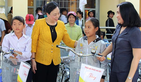 Đoàn công tác thành phố Hà Nội thăm, tặng quà tại huyện Phú Hòa, tỉnh Phú Yên