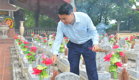 Đoàn công tác Ban Thường vụ Thành ủy Hà Nội tri ân các anh hùng liệt sỹ tại nghĩa trang Trường Sơn và Đường 9