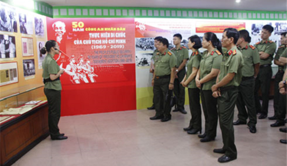 Công an Hà Nội: Tham quan triển lãm “Công an nhân dân khắc ghi lời Bác”