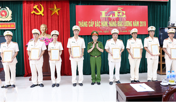 Công an huyện Sóc Sơn trao Quyết định thăng cấp bậc hàm năm 2019