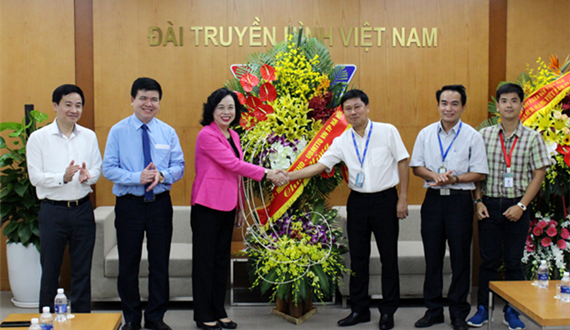 Phó Bí thư Thường trực Thành ủy Ngô Thị Thanh Hằng chúc mừng các cơ quan báo chí