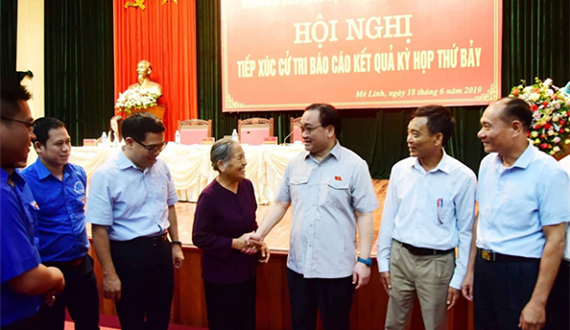 Bí thư Thành ủy Hoàng Trung Hải tiếp xúc với cử tri huyện Mê Linh