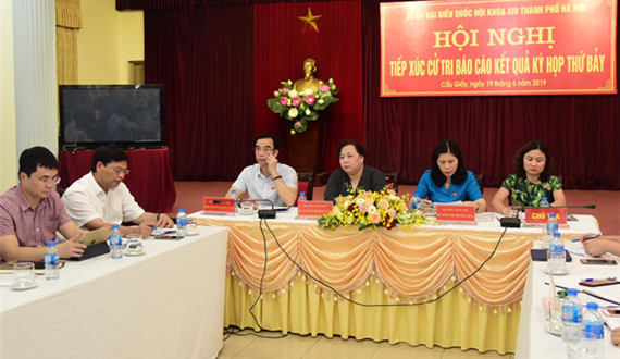 Chủ tịch HĐND Thành phố Nguyễn Thị Bích Ngọc tiếp xúc với cử tri quận Cầu Giấy