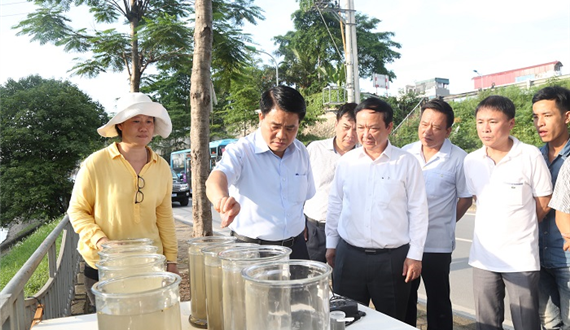 Chủ tịch UBND thành phố Hà Nội kiểm tra việc thử nghiệm làm sạch sông Tô Lịch bằng công nghệ châu Âu