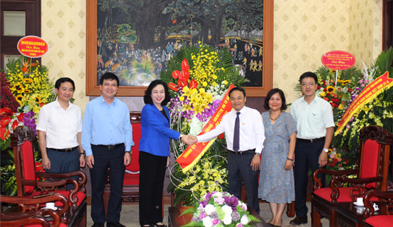 Phó Bí thư Thường trực Thành ủy Ngô Thị Thanh Hằng thăm, chúc mừng báo Nhân dân