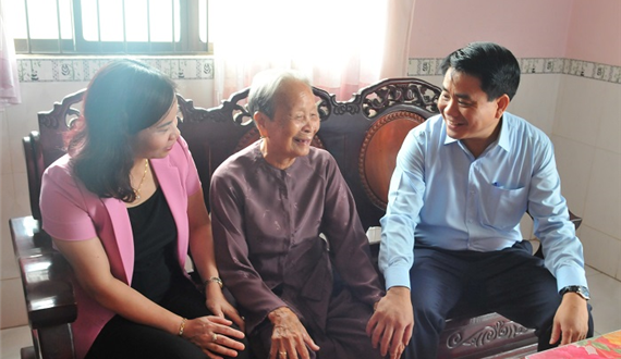 Đoàn công tác của Ban Thường vụ Thành ủy tổ chức thăm hỏi, tặng quà tại tỉnh Trà Vinh