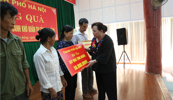 Đoàn công tác của Ban Thường vụ Thành ủy Hà Nội: Tặng 200 triệu đồng cho gia đình khó khăn huyện Hòa An, tỉnh Cao Bằng
