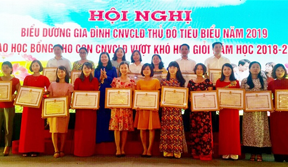 Liên đoàn Lao động Thành phố: Biểu dương 90 gia đình công nhân viên chức lao động Thủ đô tiêu biểu năm 2019