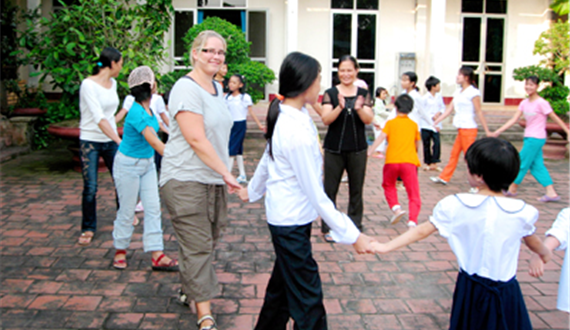 Chi bộ trung tâm Phục hồi chức năng người khuyết tật Thụy An: Lãnh đạo thực hiện tốt công tác đối ngoại Nhân dân