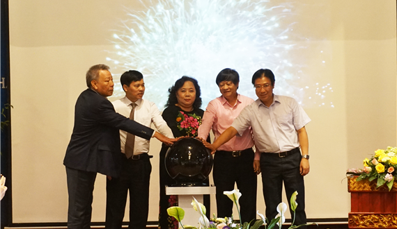 Chủ tịch HĐND Thành phố Nguyễn Thị Bích Ngọc bấm nút khai trương website Hà Nội đẹp - chưa đẹp