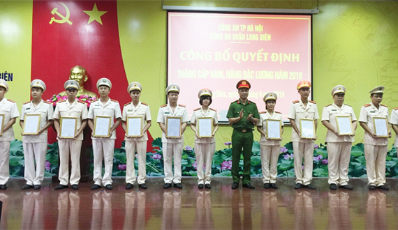 Công an Quận Long Biên công bố Quyết định thăng cấp bậc hàm cho 220 cán bộ chiến sỹ