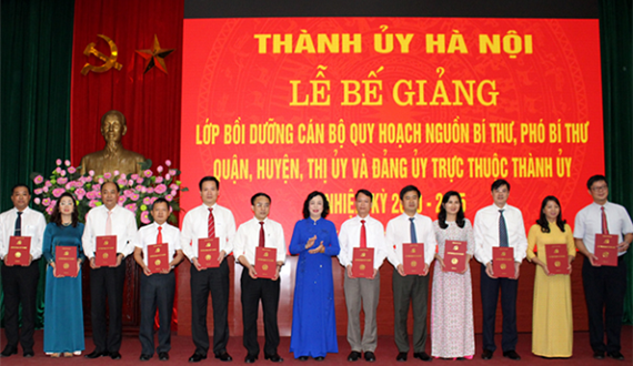 Bế giảng lớp bồi dưỡng cán bộ quy hoạch nguồn Bí thư, Phó Bí thư quận, huyện, thị ủy