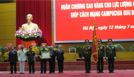 Trao tặng Huân chương Sao vàng cho lực lượng chuyên gia Việt Nam giúp cách mạng Campuchia